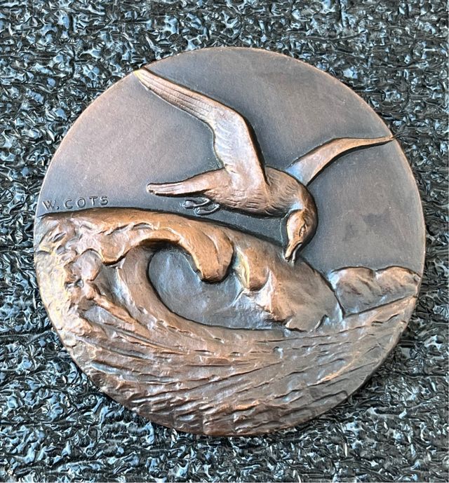 Medalla Caballito de mar firmada W Cots