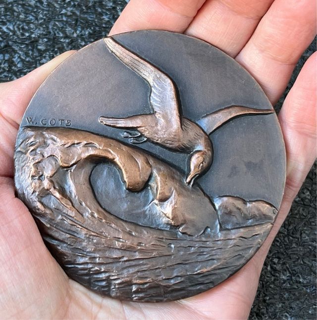 Medalla Caballito de mar firmada W Cots