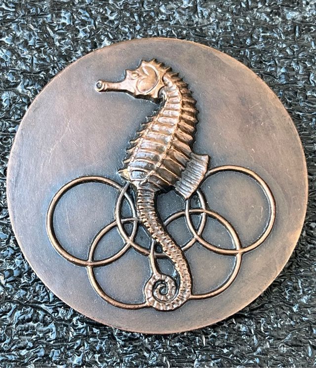 Medalla Caballito de mar firmada W Cots