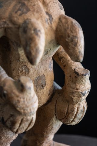 Escultura antigua de Reina Bangwa. Arte Africano.