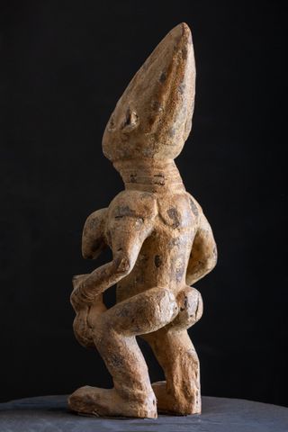 Escultura antigua de Reina Bangwa. Arte Africano.