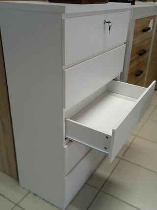 Sinfonier con llave en el cajón superior