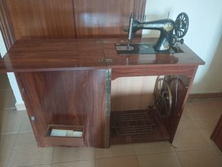 Maquina de coser con mueble
