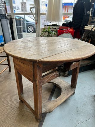 Antigua mesa rústica de madera con alas