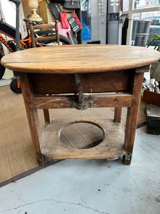 Antigua mesa rústica de madera con alas