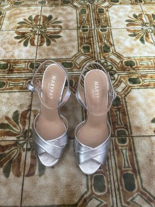 Sandalias plateadas con tacon