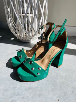 Sandalia piel tachuelas Vienty NUEVAS