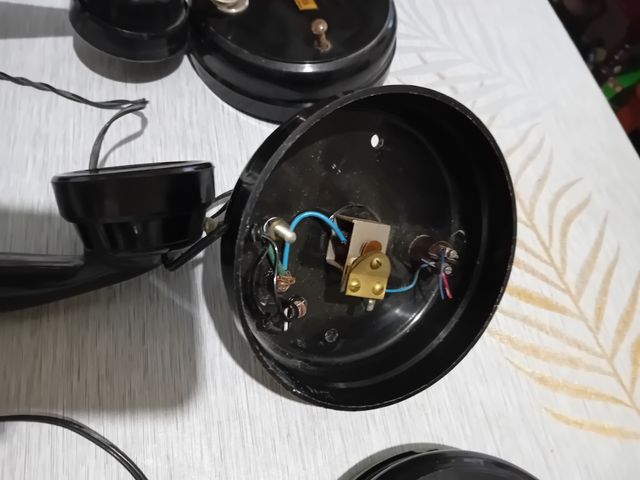 Tres teléfonos  muibiejos