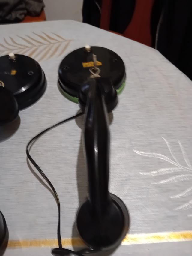 Tres teléfonos  muibiejos