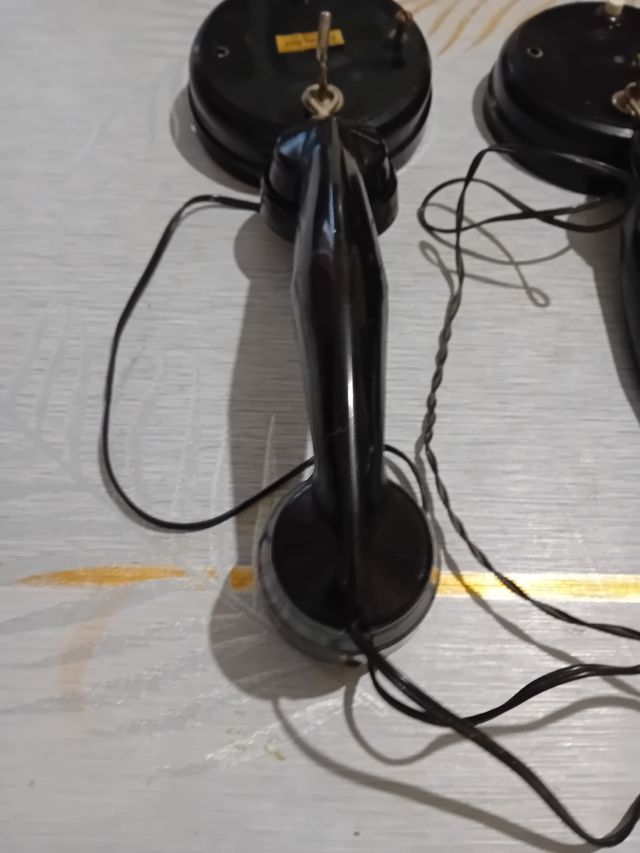 Tres teléfonos  muibiejos