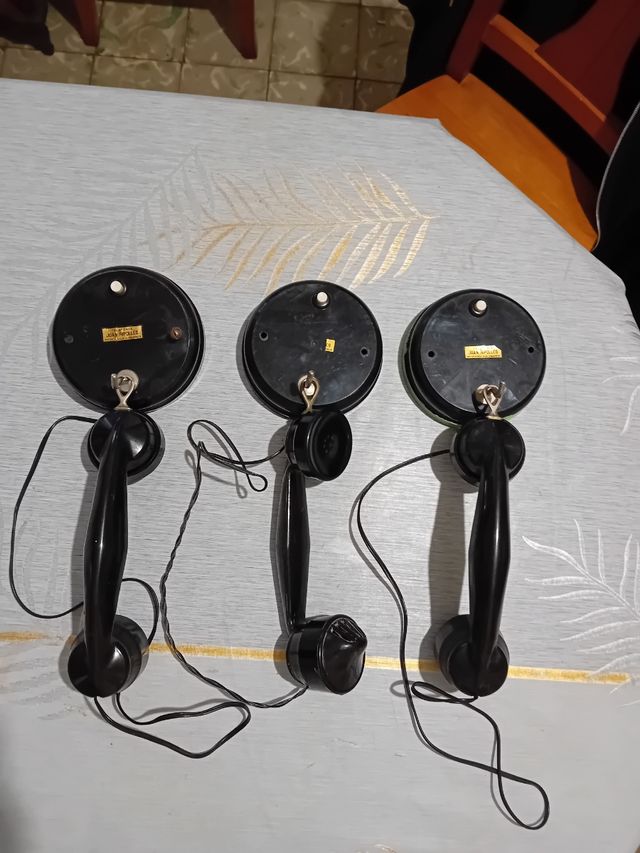 Tres teléfonos  muibiejos