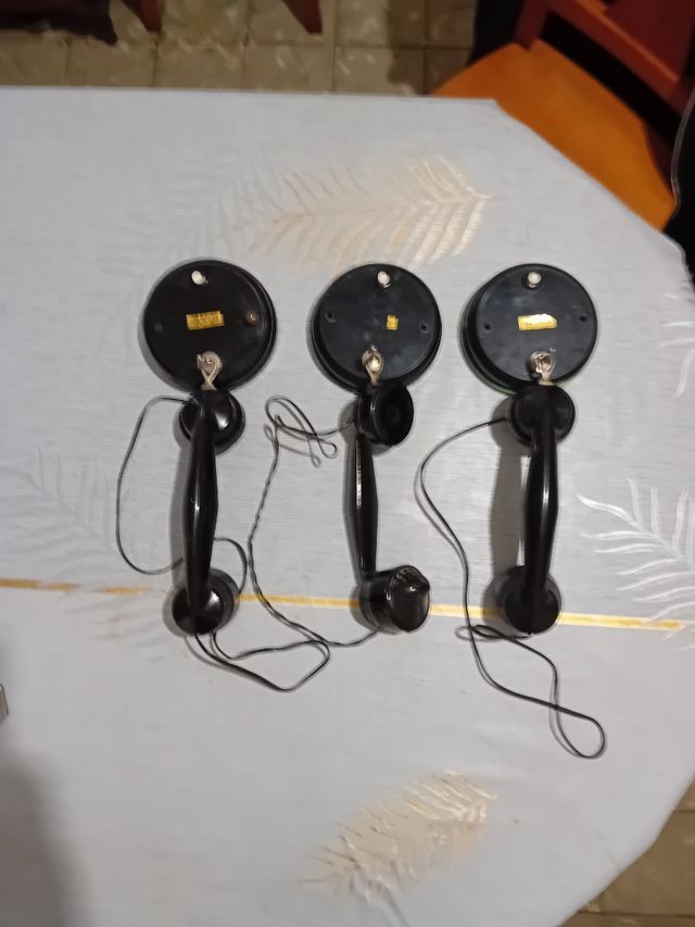 Tres teléfonos  muibiejos