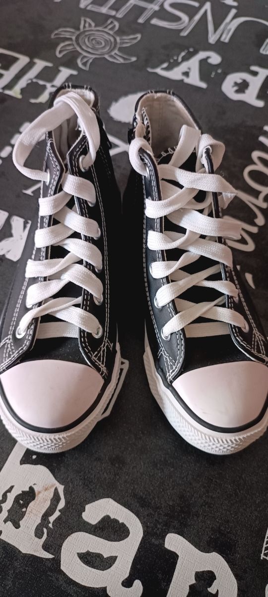 Zapatillas cuero negro 34. Nuevo