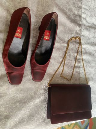 Zapatos mujer   en satén burdeos y bolso a juego