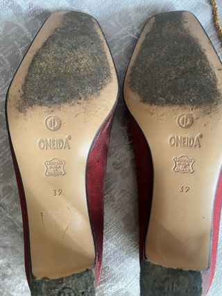Zapatos mujer   en satén burdeos y bolso a juego