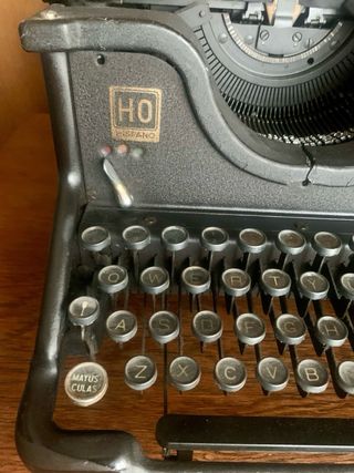 Máquina de escribir antigua Hispano Olivetti