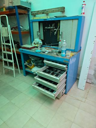 Banco de trabajo y armario de herr