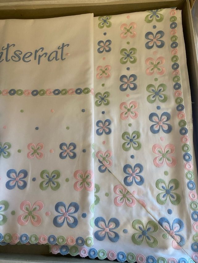 Sabana bordada y almohadas para cama de 135mtrs