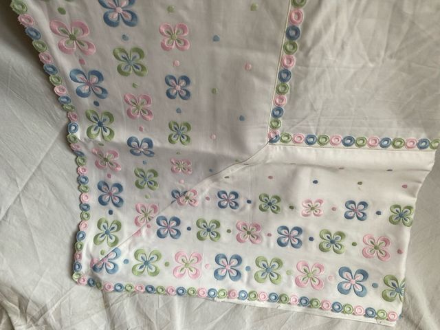 Sabana bordada y almohadas para cama de 135mtrs