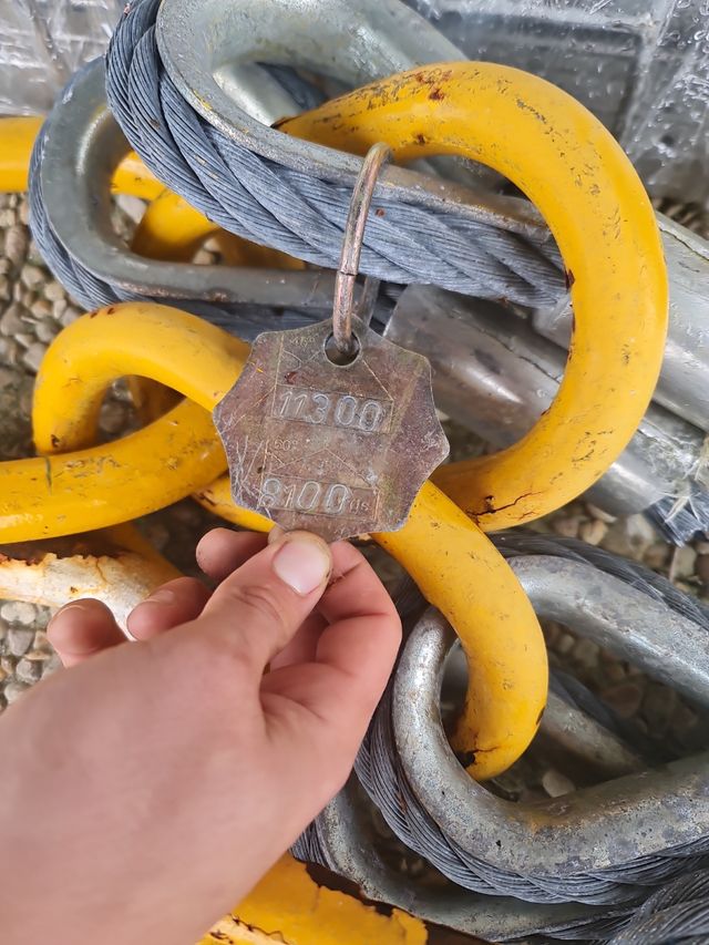 Estrobos de acero sobre 3 m.