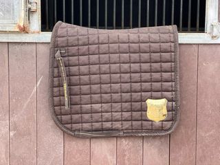 Eskadron Marron mantilla doma clasicao