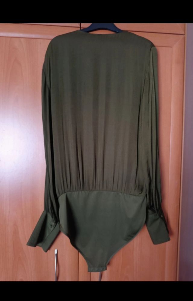 Blusa body. Verde. Stradivarius