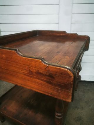 Mesa auxiliar. Cajones. Antigua.