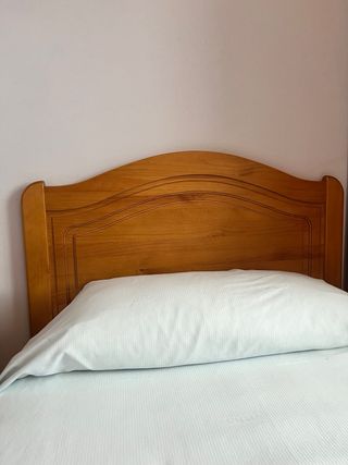 Cabecero somier de madera y mesita de noche