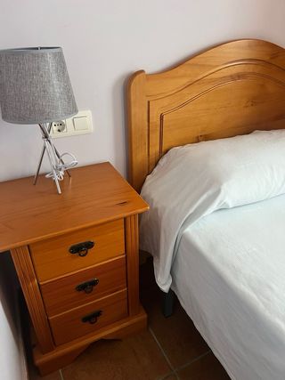 Cabecero somier de madera y mesita de noche