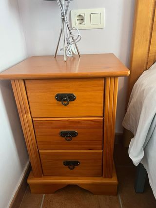 Cabecero somier de madera y mesita de noche
