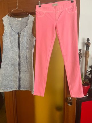 Vestido y pantalon de licra.