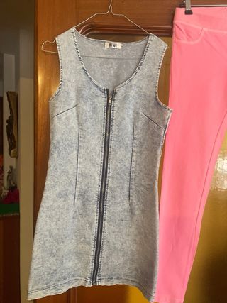 Vestido y pantalon de licra.