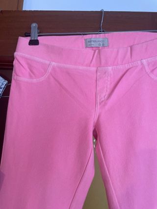 Vestido y pantalon de licra.