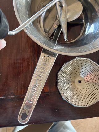 Macina pomodoro e legumi