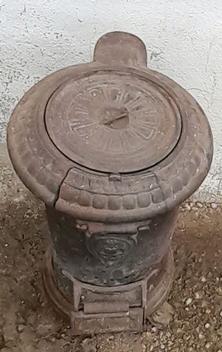ESTUFA DE HIERRO FUNDIDO DEL SIGLO XIX.
