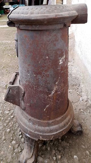ESTUFA DE HIERRO FUNDIDO DEL SIGLO XIX.