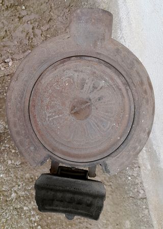 ESTUFA DE HIERRO FUNDIDO DEL SIGLO XIX.