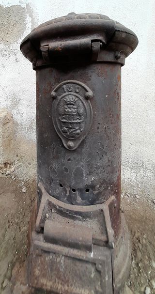 ESTUFA DE HIERRO FUNDIDO DEL SIGLO XIX.