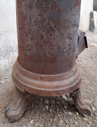 ESTUFA DE HIERRO FUNDIDO DEL SIGLO XIX.