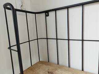 Perchero. Estantería.