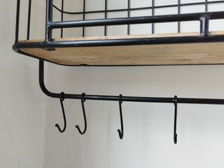 Perchero. Estantería.