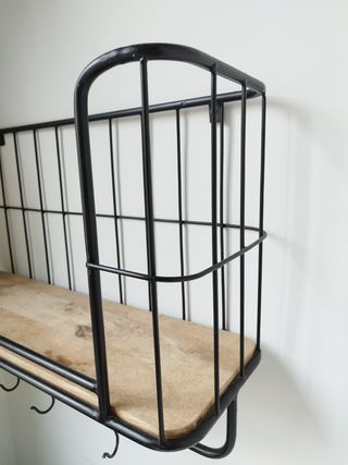 Perchero. Estantería.