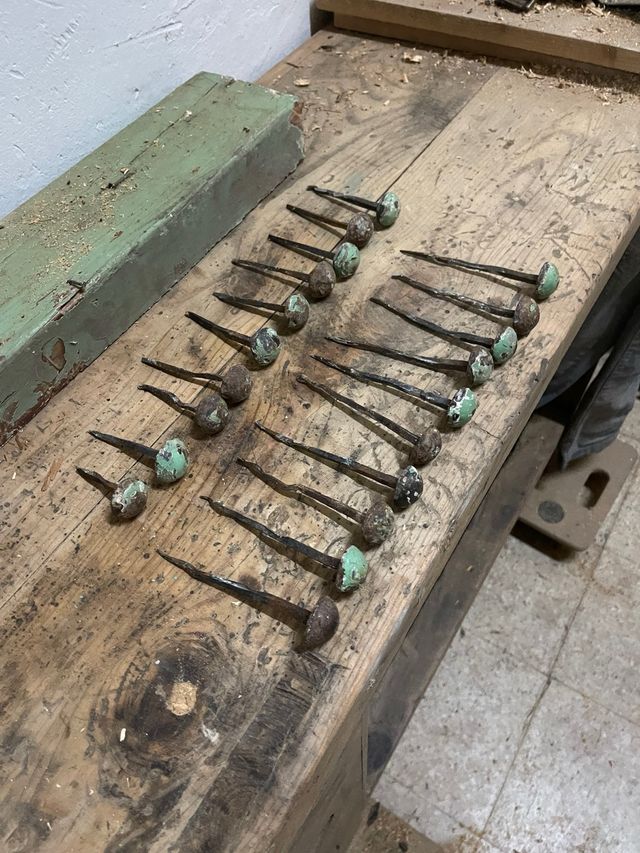 Clavos de hierro antiguos de forja