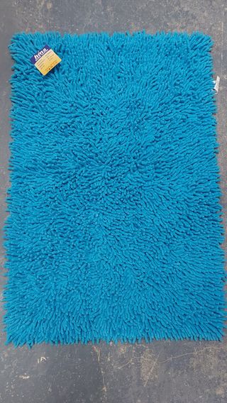 Alfombra nueva pie de cama