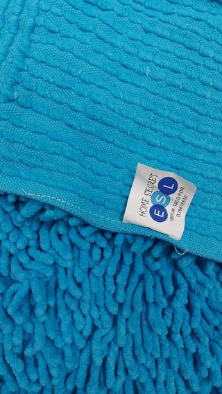 Alfombra nueva pie de cama