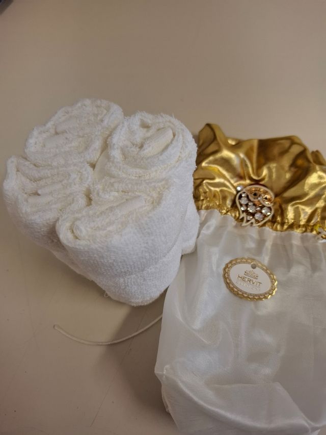 Hervit creations, sacchetta in velluto più spilla