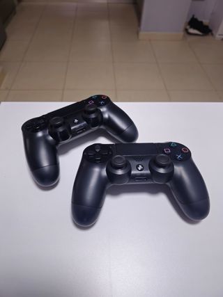 Play Station 4 2 teras y 2 mandos