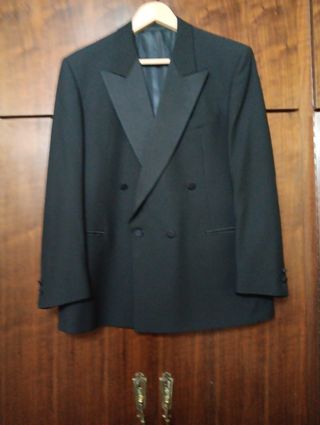 Traje negro lana para evento.