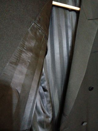 Traje negro lana para evento.