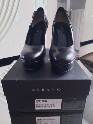 Impresionantes zapatos de piel en negro